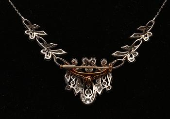 COLLIER, 102 briljant- och 8/8 slipade diamanter ca 3.40 ct. Palladium, platina, guld. Vikt 14,58 g.