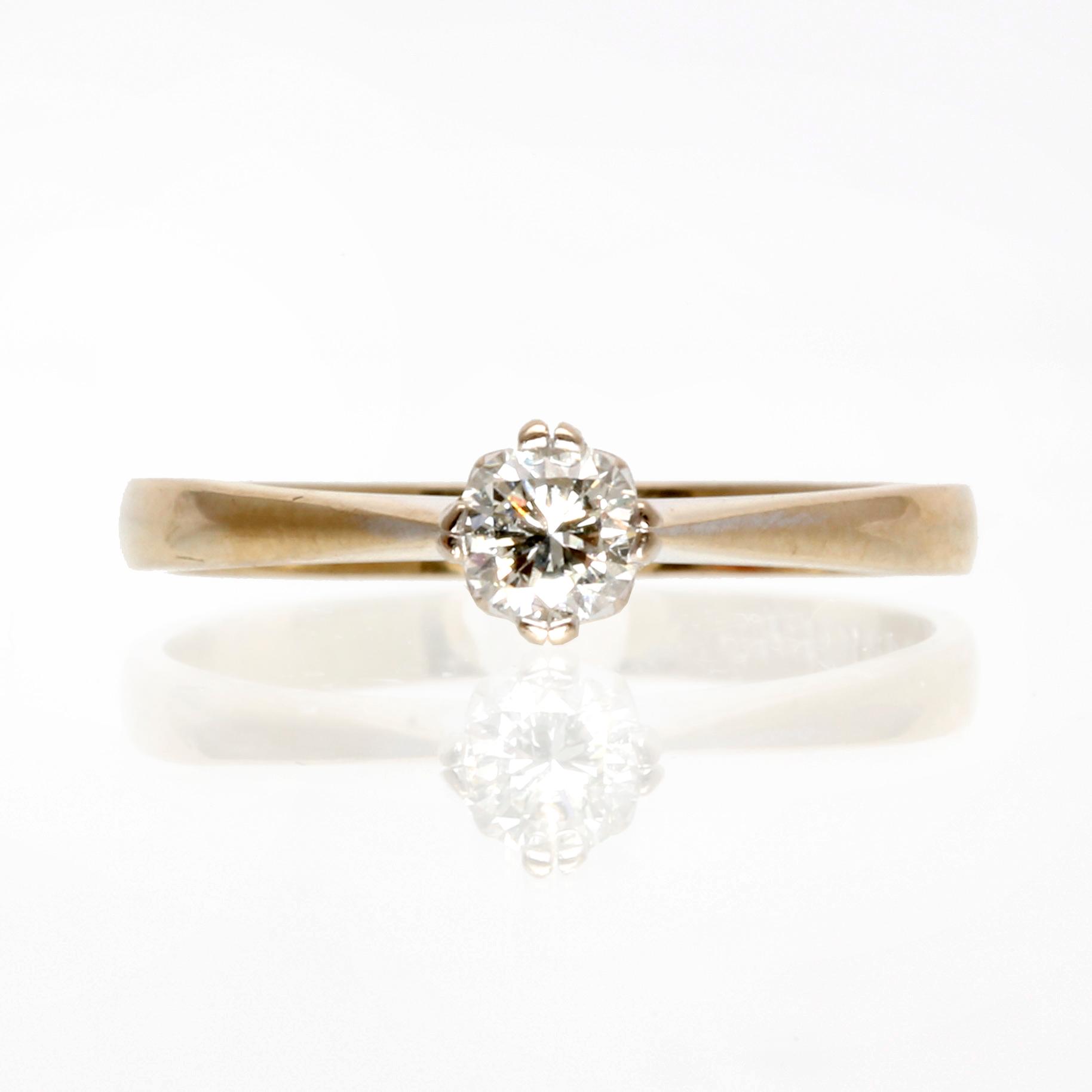 Diamondring 18K whitegold 1 brilliant-cut diamond 0,30 ct inscribed W/TCR VVS, valuation letter Gemmologica AB Stockholm.