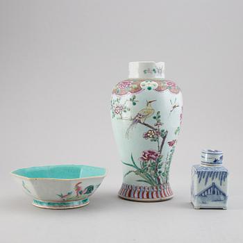 A group of three porcelain objects, Qing dynasty, 18th/19th century and Europe, 20th century.