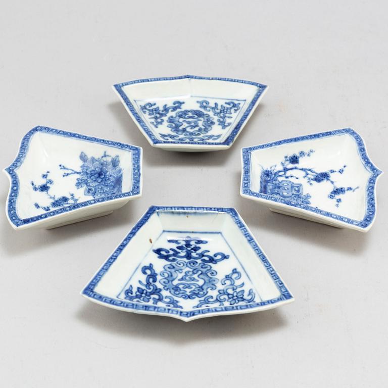 Four (2+2) blue and white cabaret dishes and two saucers, Qing dynasty, Qianlong (1736-95).