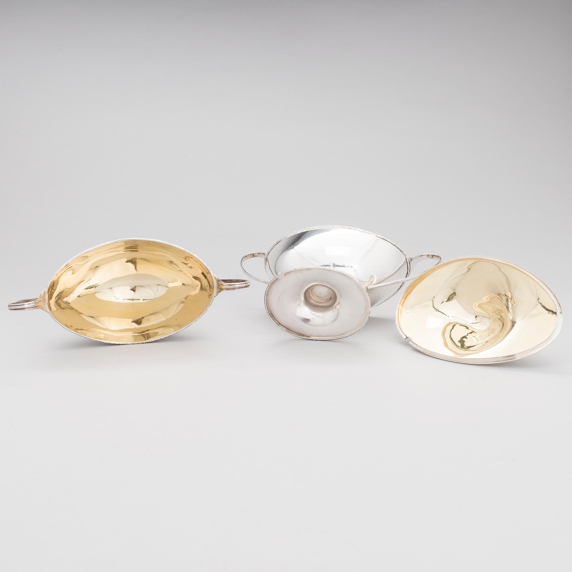 Firma CARL FREDRIK CARLMAN, SOCKERSKÅLAR med STRÖSKEDAR, ett par, silver, gustaviansk stil, Stockholm 1928-29.