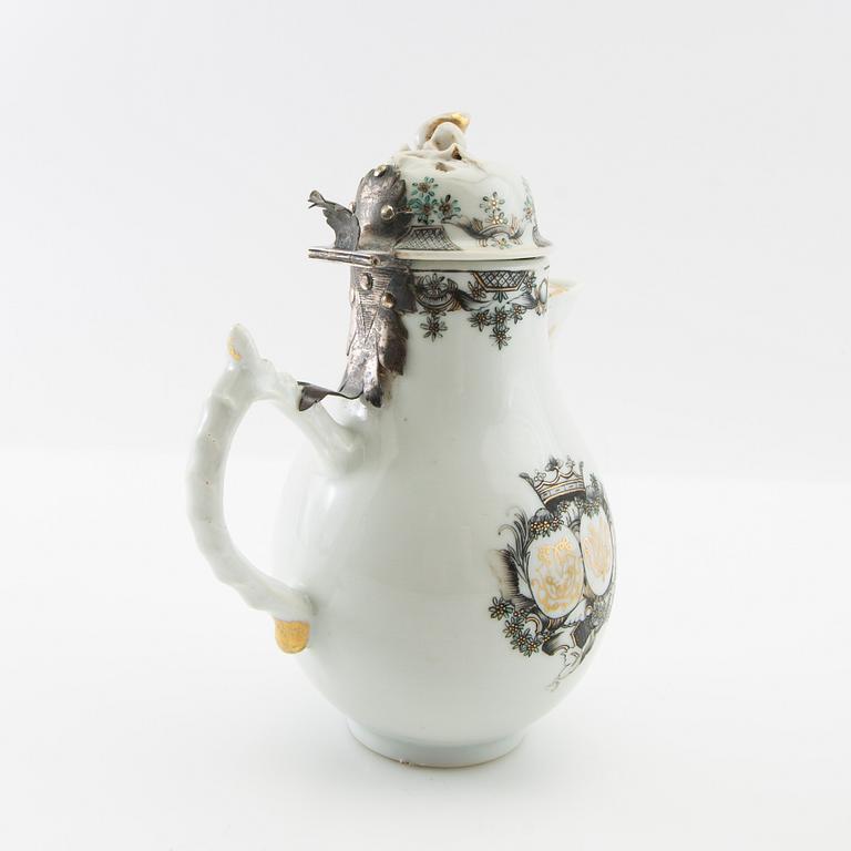 Jug with lid and cups 2 pcs China Yongzheng (1723-35) porcelain.