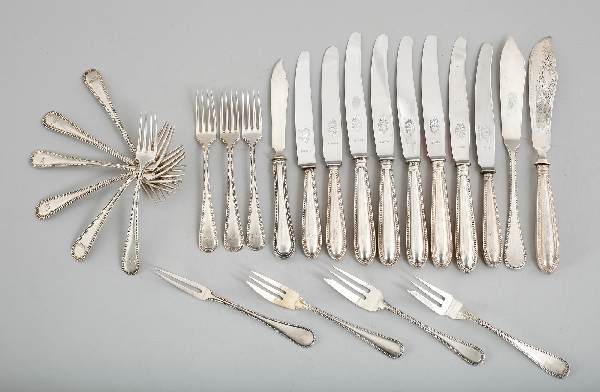 BESTICK, 24 delar snarlika, silver, bl a CG Hallberg, Stockholm, 1917. Vikt med stålblad ca 906 gram.