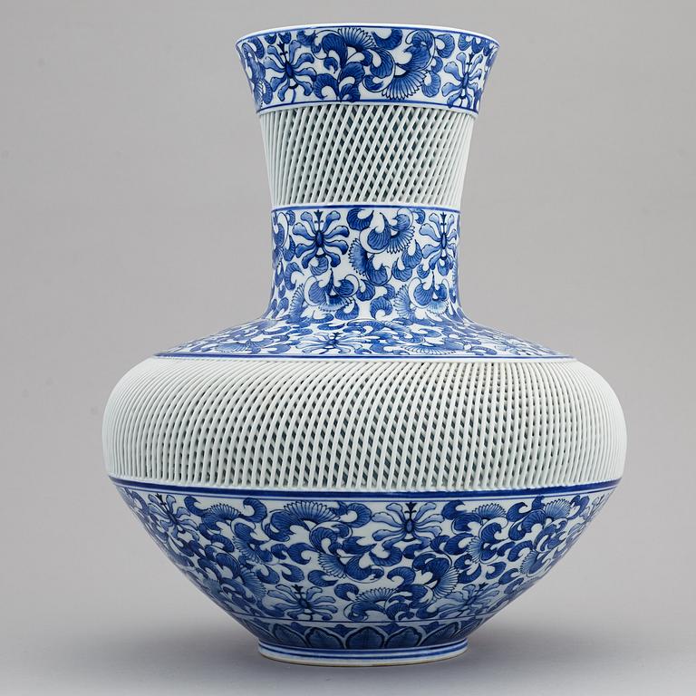 A large Japanese blue and white vase, 20th century.