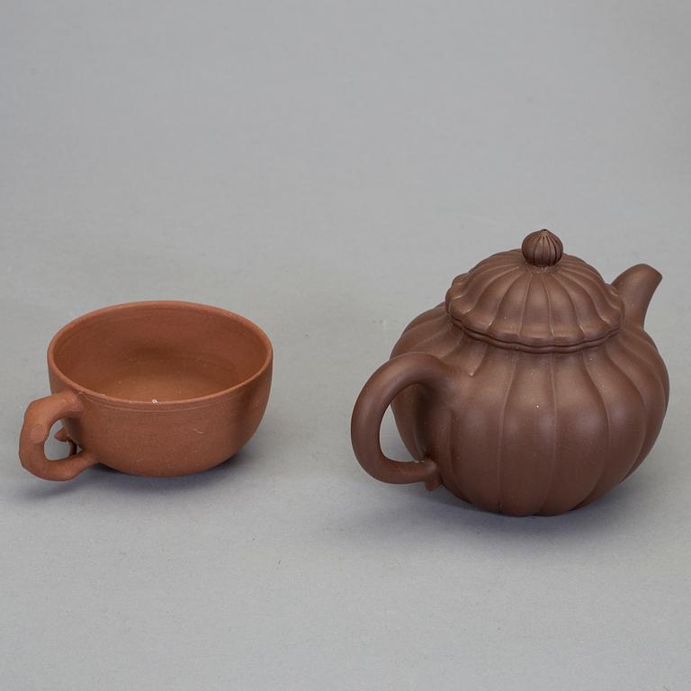 A set of six Chinese earthware cups and a pot, 20th Cent.