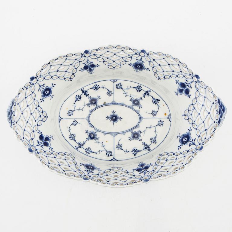 Porcelain lattice bowl "Musselmalet helblonde" Royal Copenhagen, Denmark.