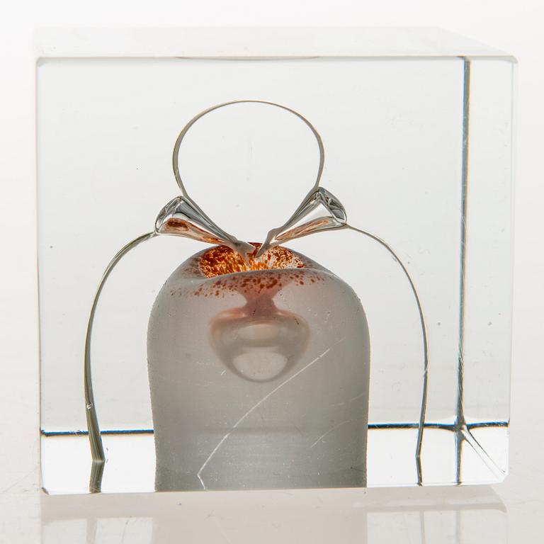 OIVA TOIKKA, An annual glass cube, signed Oiva Toikka Nuutajärvi 1985, numbered 527/2000.