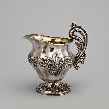 GRÄDDKANNA, silver, nyrokoko, Frans Holm, verksam 1849-1885 i Vadstena. Vikt ca 185 gram.