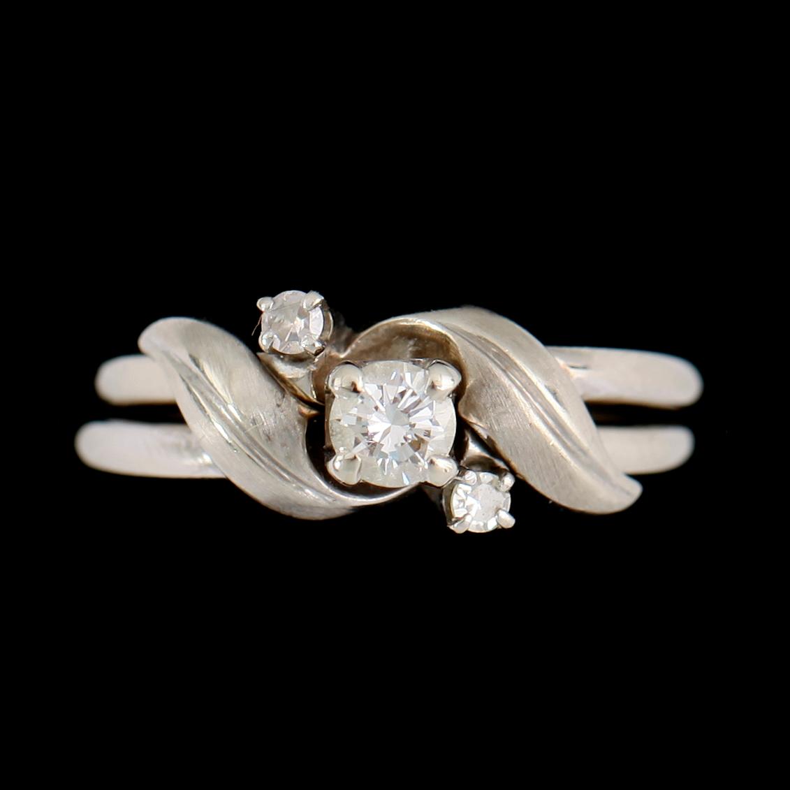 RING, 2 delar, 18 k vitguldmed 1 större och 2 mindre briljantslipade diamanter.