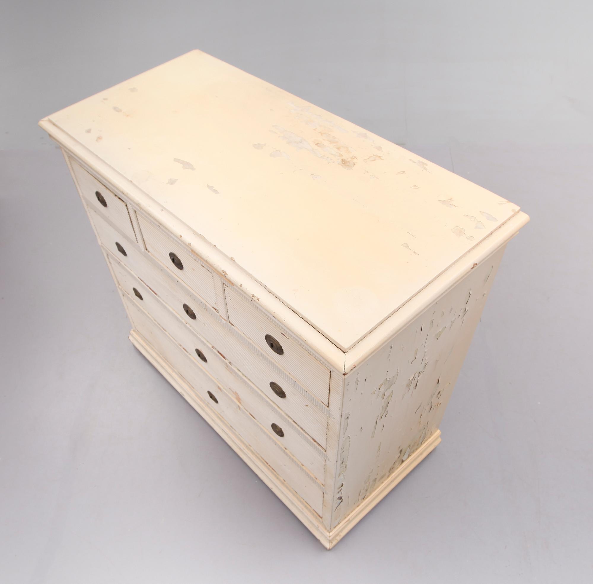 BYRÅ, sengustaviansk, omkring år 1800.