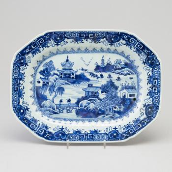 A blue and white export porcelain platter, Qing dynasty, Qianlong (1736-95).