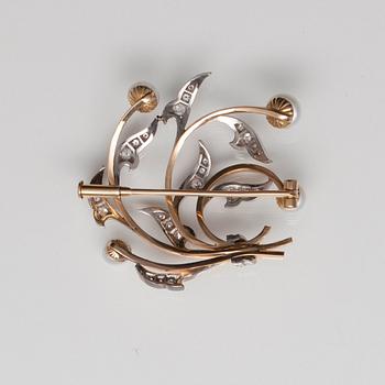 A BROOCH, 18K gold. 8/8 cut diamonds c.a 0.48 ct, cutured pearls. A. Tillander  1950/60 t. Weight 7,5 g.