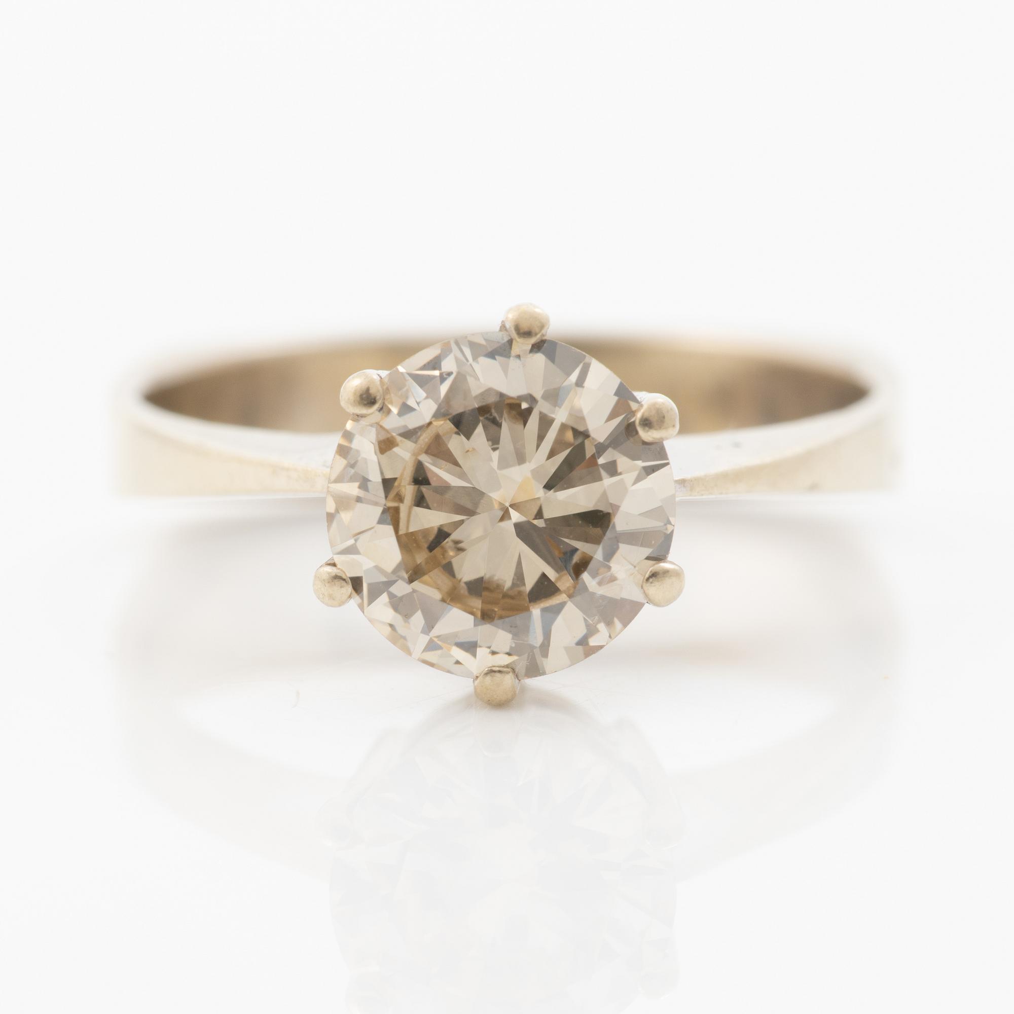 Ring, 18K white gold with a yellowish-brown brilliant-cut diamond.