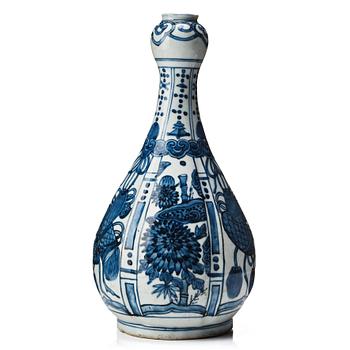 846. A blue and white bottle flask, Ming dynasty, Wanli (1572-1622).