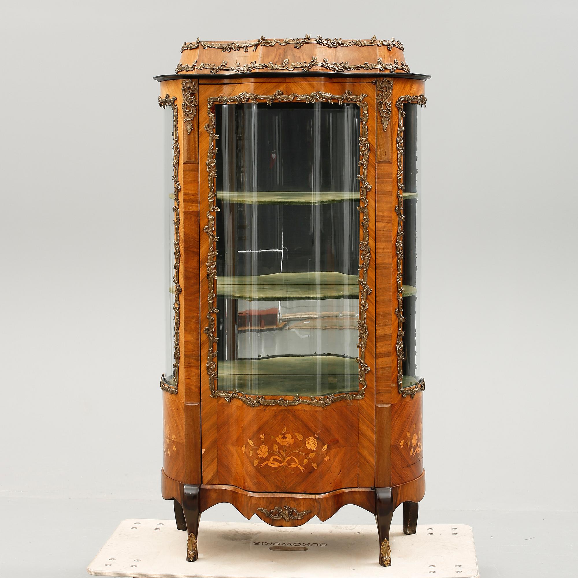 VITRINSKÅP, Louis XVI-stil, 1900-talets första hälft.