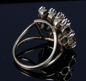 RING, 14 K guld med 12 safirer och 16 rubiner.