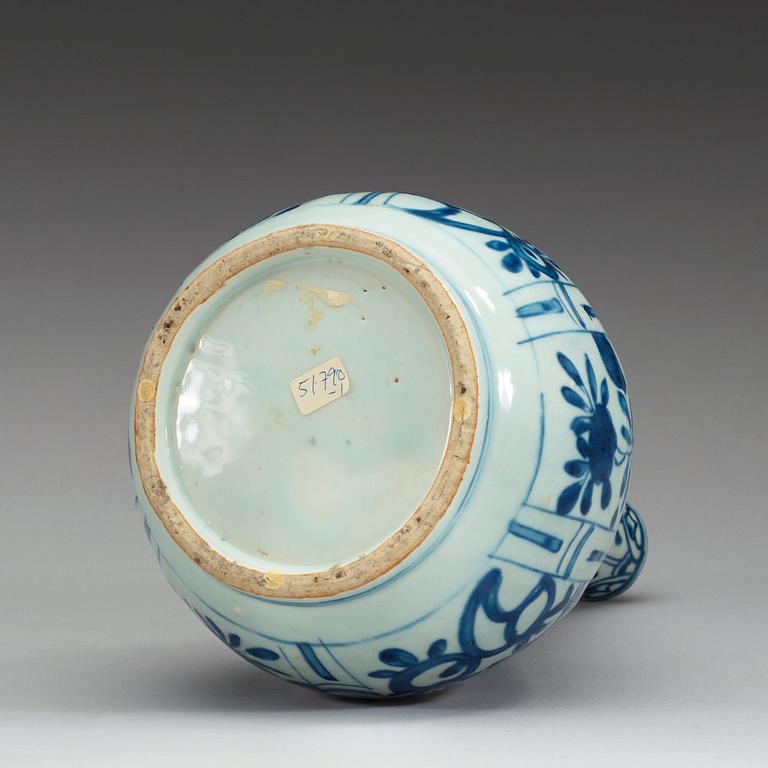A blue and white flask, Ming dynasty, Wanli (1572-1620).