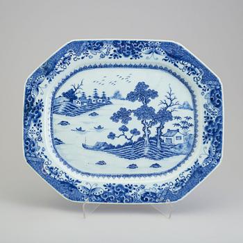 A blue and white export porcelain platter, Qing dynasty, Qianlong (1736-95).