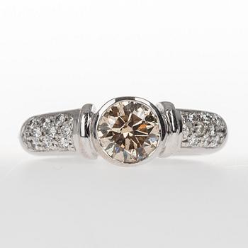 RING, vitguld 18K, briljantslipade diamanter. Mittstenen 1,21 ct, sidostenar tot. 0,30 ct. Vikt 9,9 g.