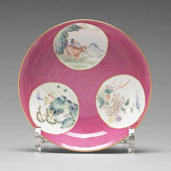 A famille rose dish, Qing dynasty, Guangxu mark and period (1874-1912).