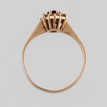 RING, 18K guld med 6 briljantslipade diamanter samt en fasettslipad rubin, Guldex, Göteborg, 1990. Vikt 2,5 g.