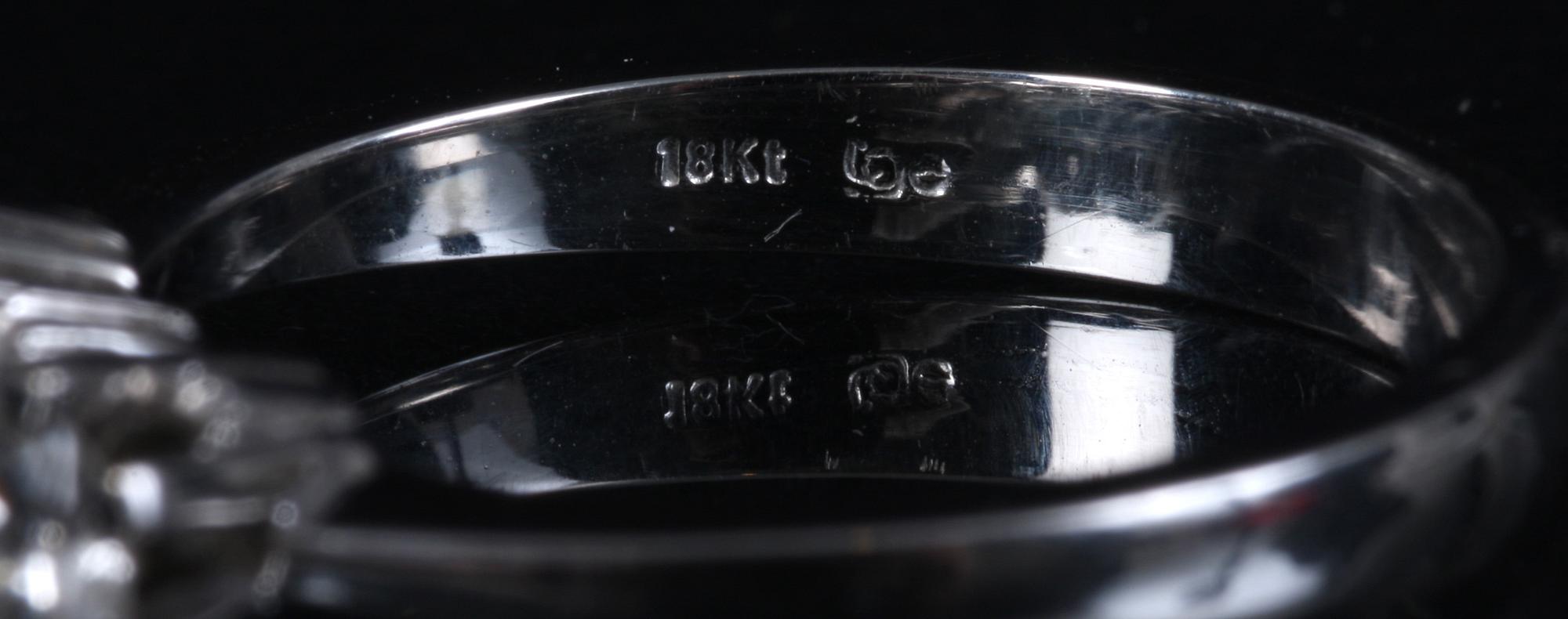 RING, 18 k vitguld med briljantslipade diamanter, 0,60 ct.