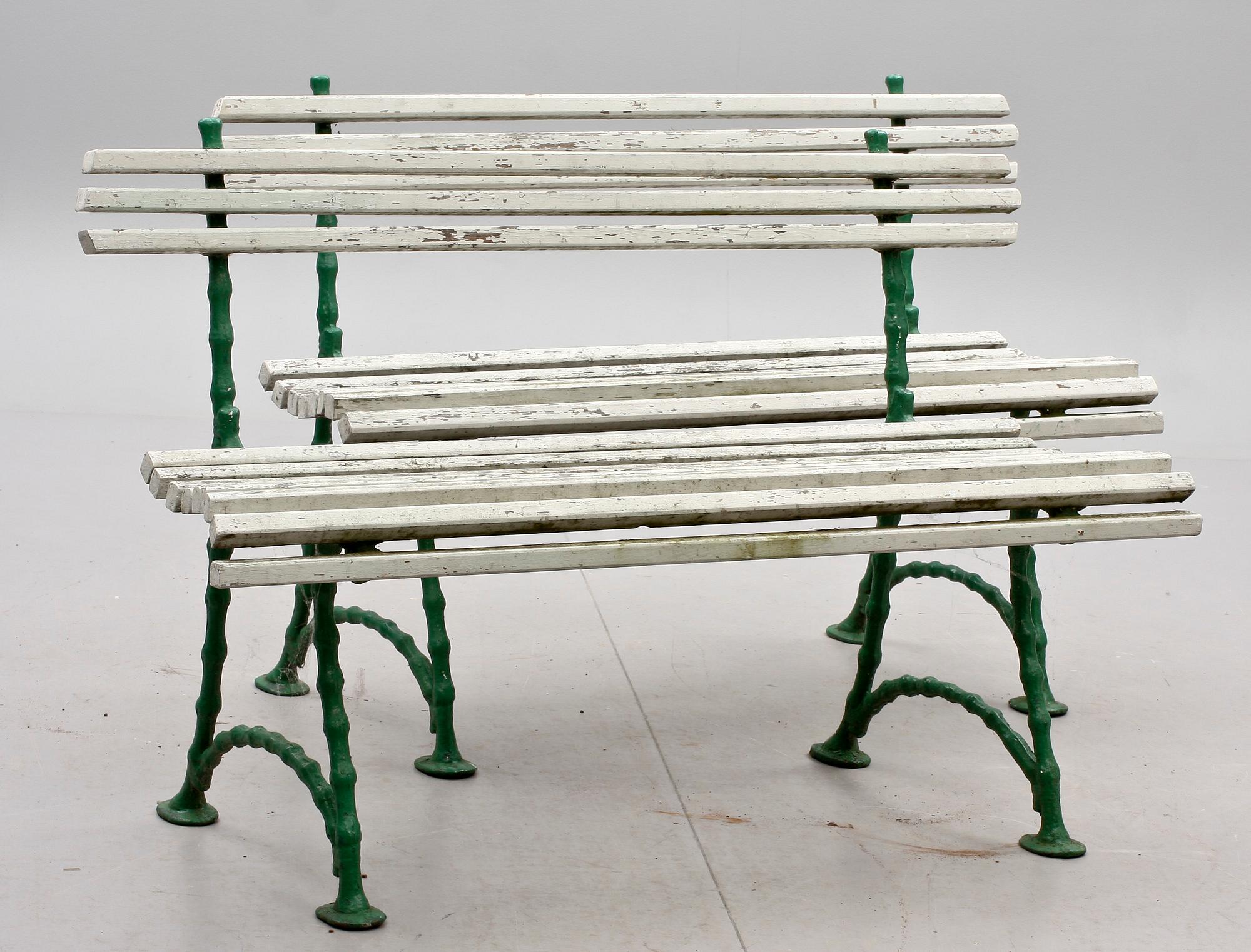 TRÄDGÅRDSBÄNKAR, ett par, 1900-talets första hälft.