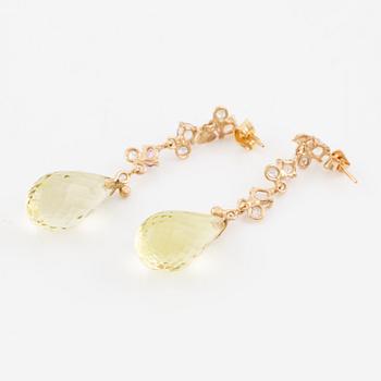 Örhängen, Mandelstam, 18K guld med brioletteslipad limekvarts, briljantslipade diamanter och rosa turmaliner.