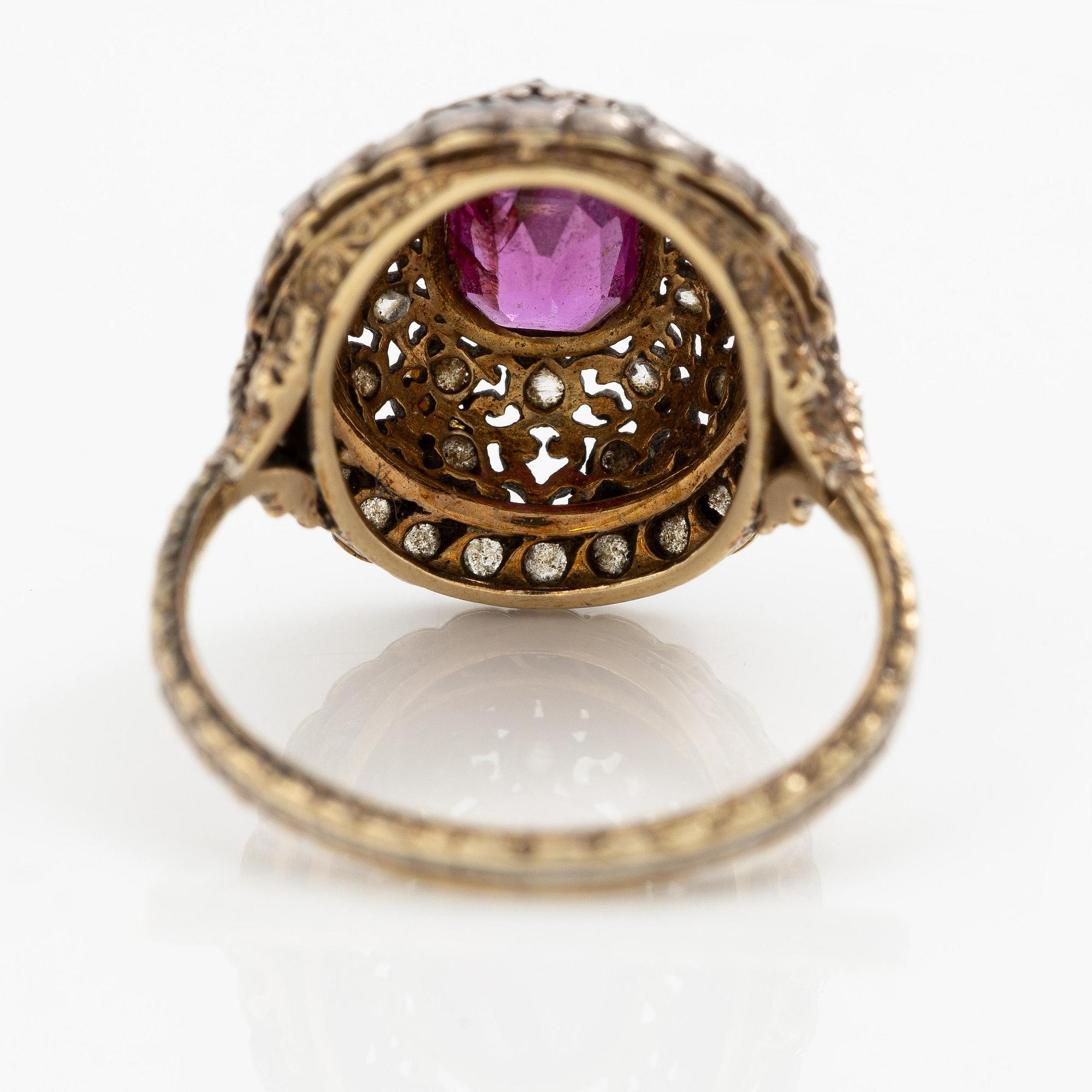 Buccellati ring 18K guld och silver med en fasettslipad rubin och rosenslipade diamanter.