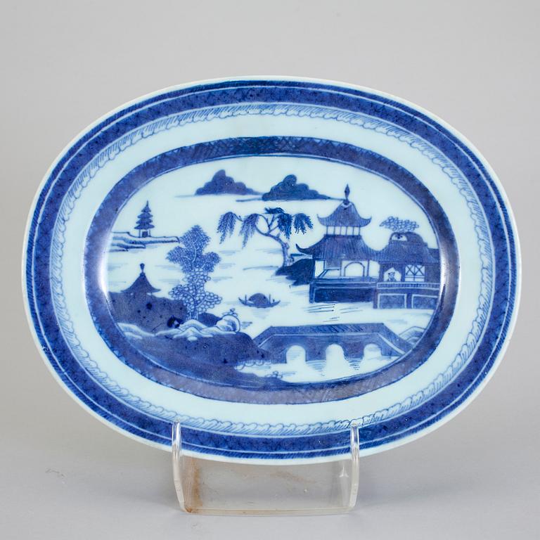 STEKFAT, 2 stycken, porslin. Kina, Jiaqing (1796-1820).