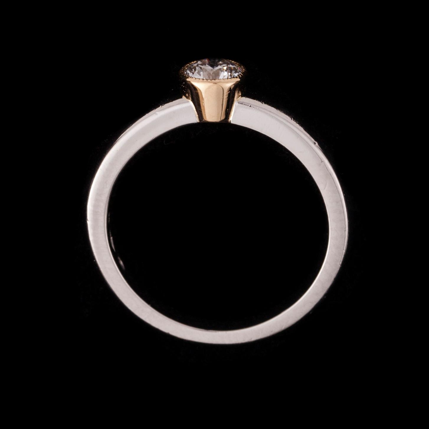 RING, platina, briljantslipad diamant. Torbjörn Tillander 2006. Vikt ca 5,7 g.