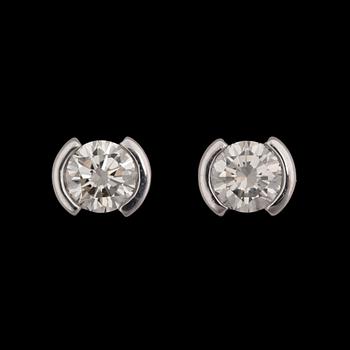 19. A pair of brilliant cut diamond earrings, tot. app. 1.60 cts.