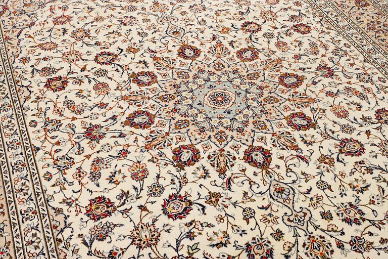 A Keshan carpet, c. 342 x 247 cm.