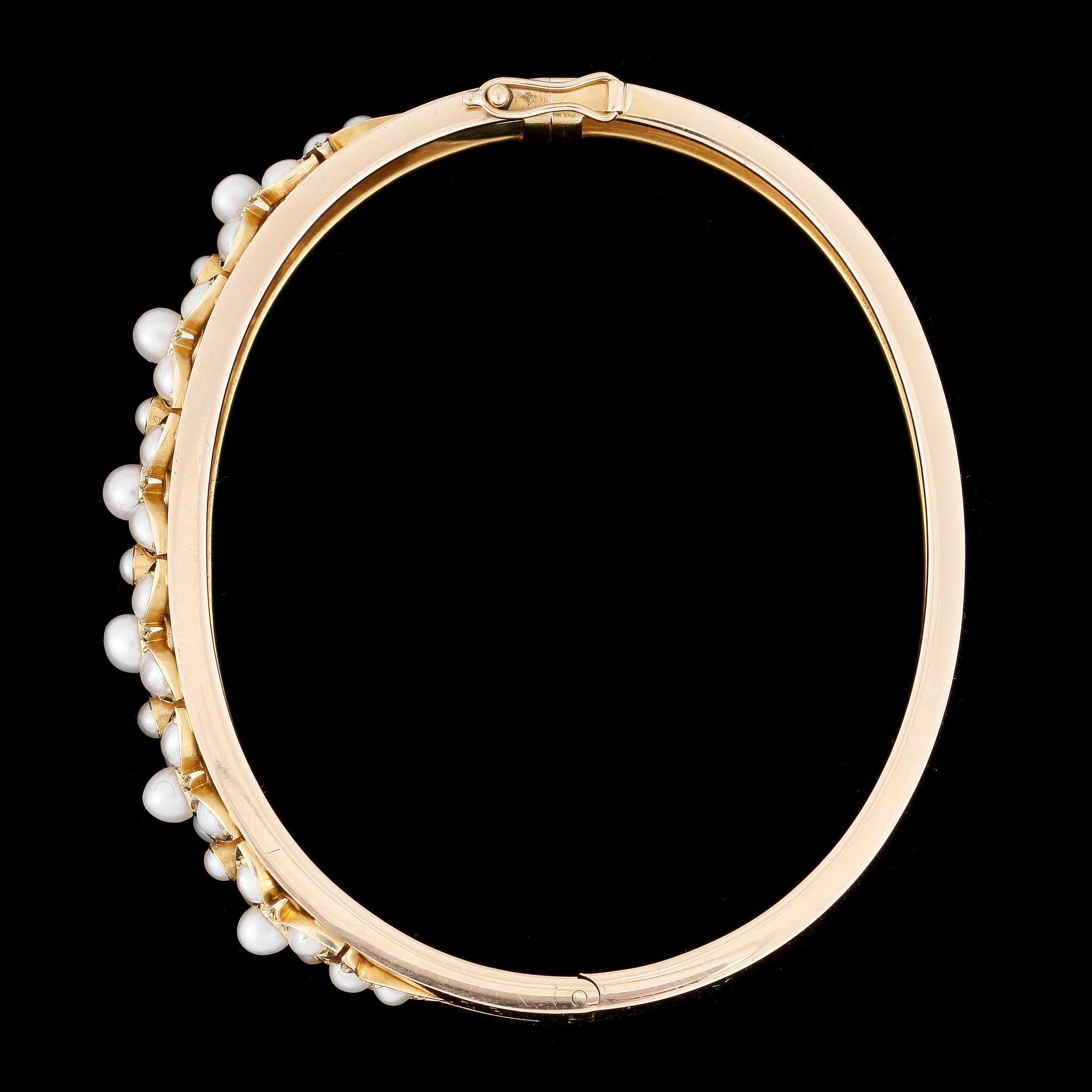 ARMRING, 14k guld och pärlor Vikt 24,1g.