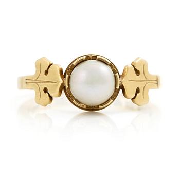 594. Wiwen Nilsson, a ring 18K gold with a pearl and two motifs of the french lily, Lund 1951.