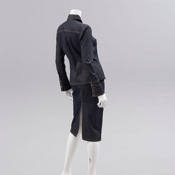 A suit by Gucci, denim skirt and jacket, italian size 42.