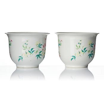 A pair of famille rose flower pots, late Qing dynasty/Republic.