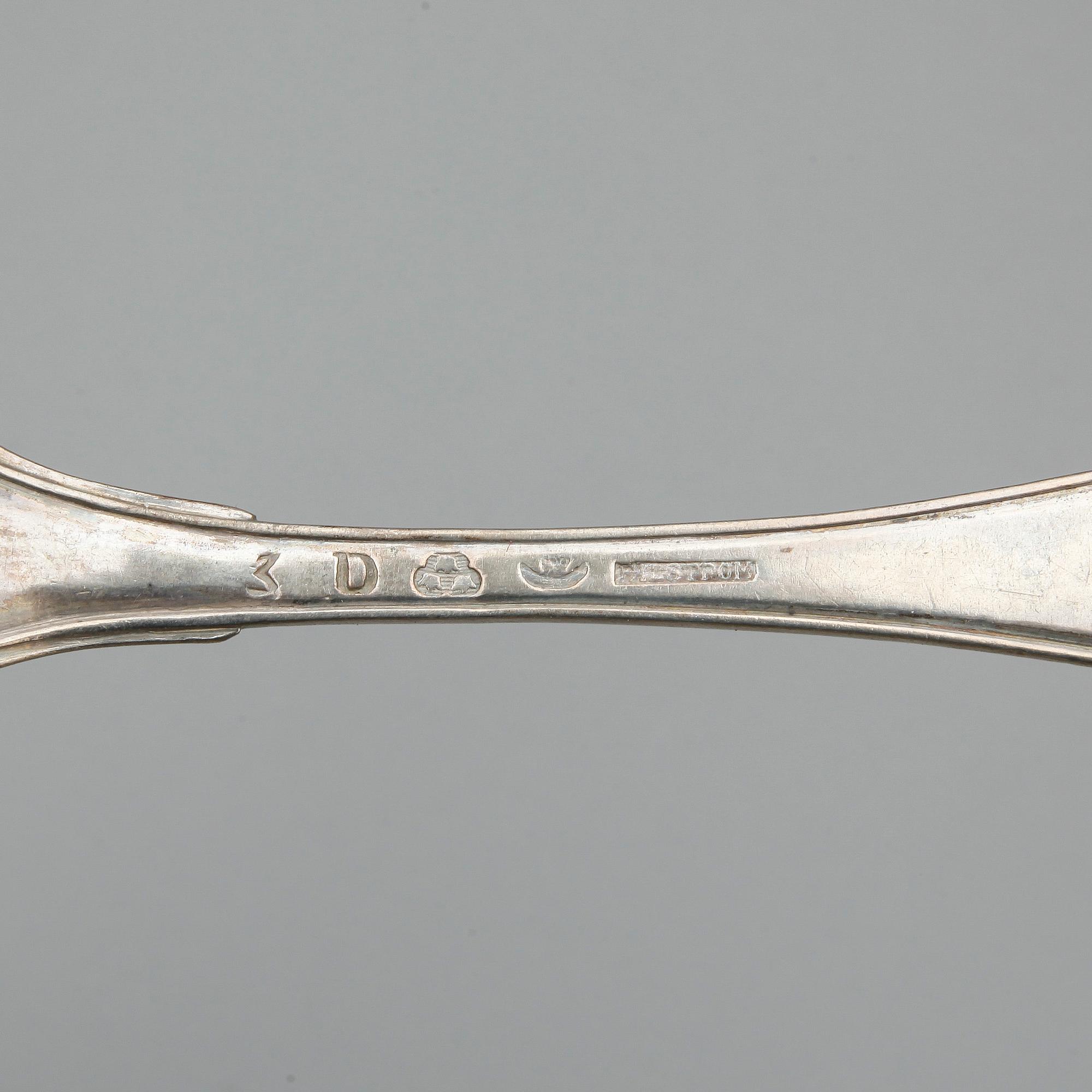GAFFLAR, 8 stycken snarlika, silver, olika mästare Sverige, 1800-talets första hälft. Total vikt ca 500 gram.