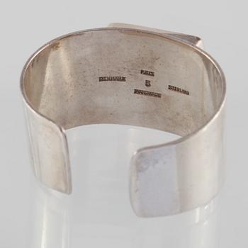 ARMRING, sterlingsilver med pauasnäcka, Palle Bisgaard, Kirke Huyllinge, Danmark. Vikt 74,7 gram.