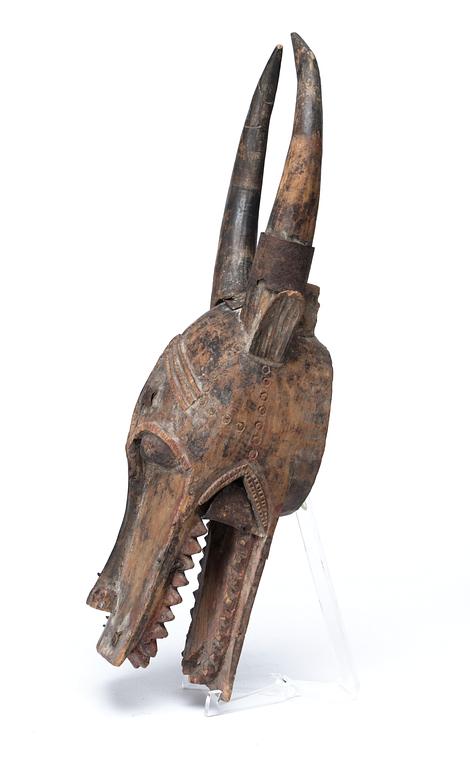 HUVUDPRYDNAD. Buffelhuvud. Trä och metall. Senufo-stammen. Côte d'Ivoire (Elfenbenskusten) 1940-tal. Höjd 42,5 cm.