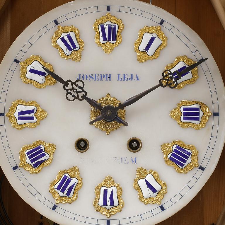VÄGGUR. Urtavla märkt Joseph Leja. 1800-talets slut.