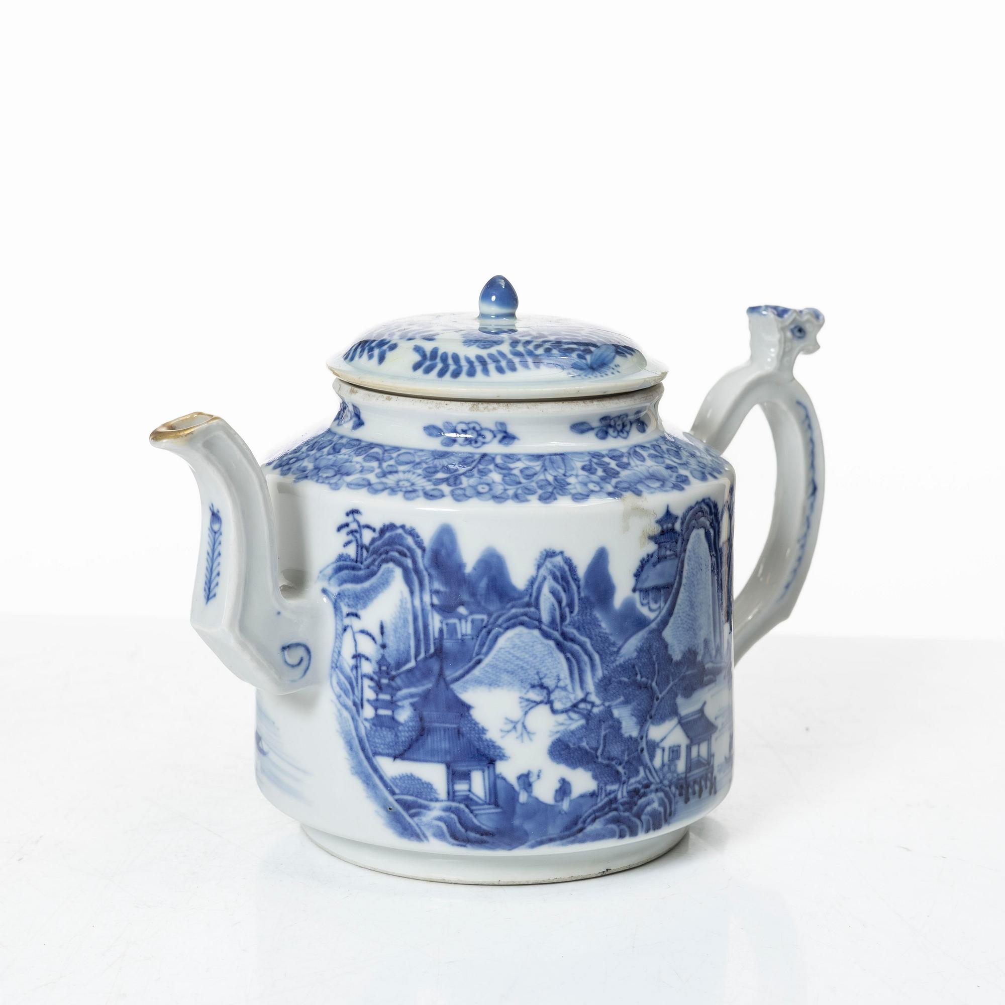 A blue and white tea pot with cover and serving dish, Qing dynasty, Qianlong (1736-95).