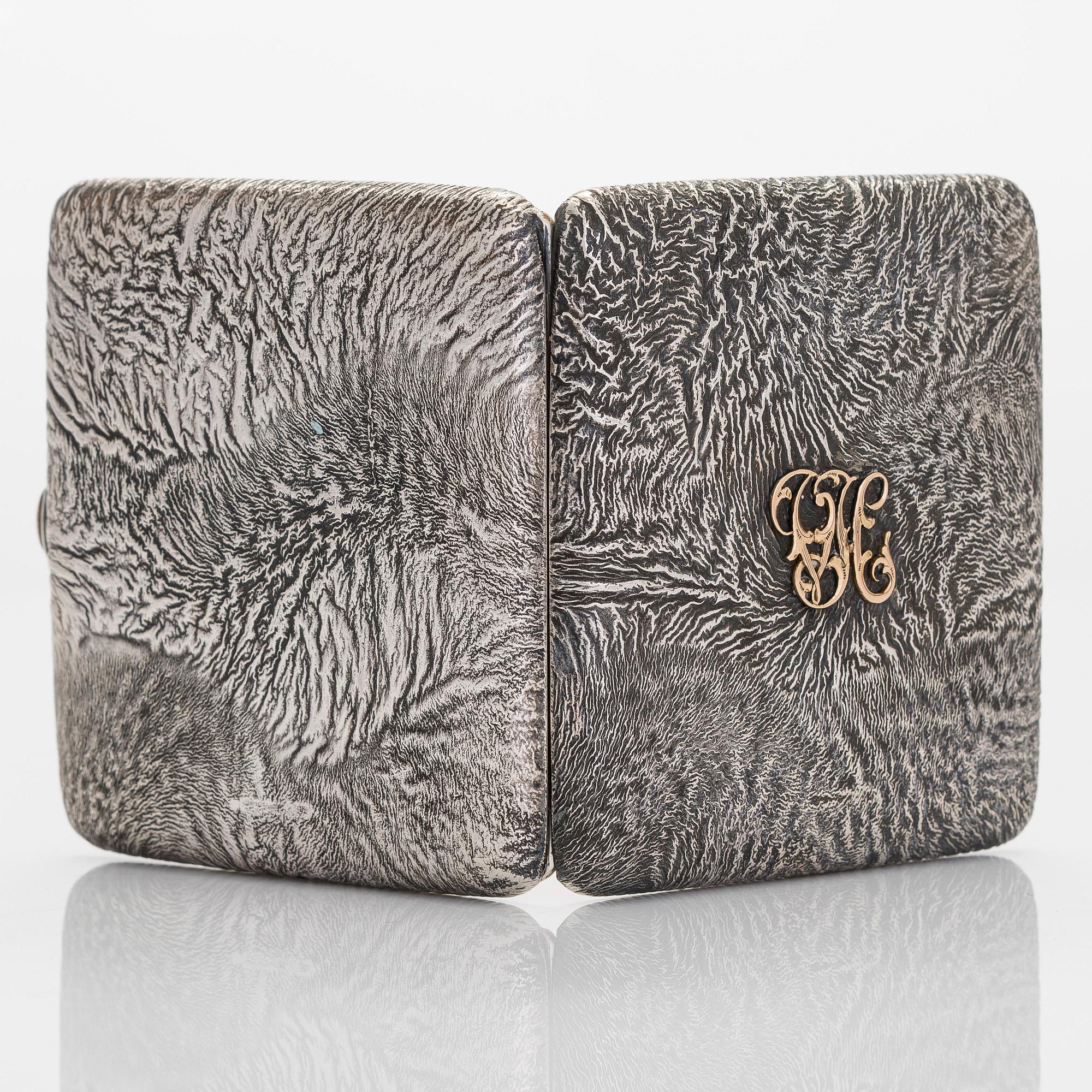 Savukekotelo, hopea, samorodok-tekniikka, Turku 1947 sekä nuuskapurkin kansi, ruotsalaiset leimat 1987.