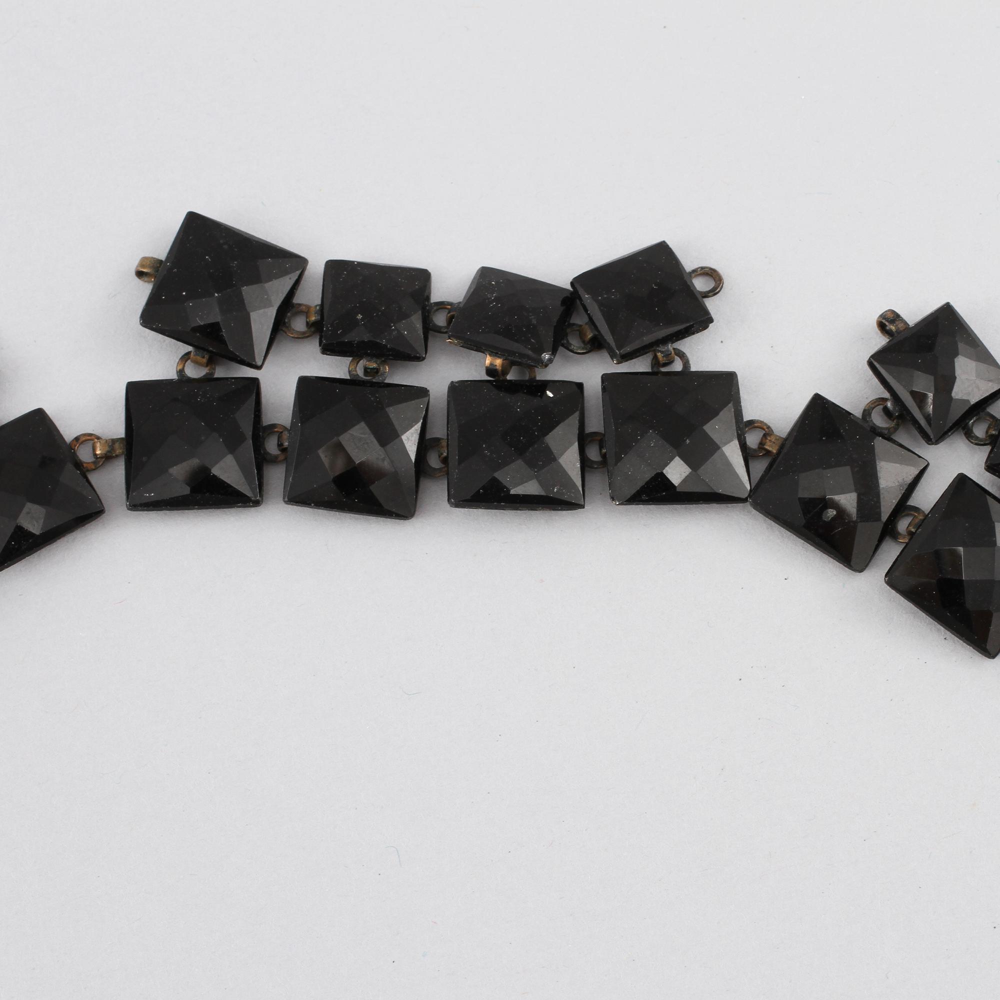 SORGSMYCKEN, 3 delar, metall samt fasettslipad onyx, 1900-talets första hälft.