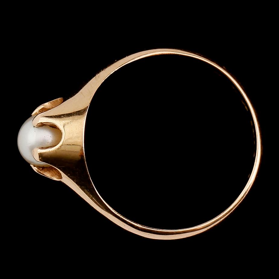RING, 18 k guld och odlad pärla 1951. Vikt ca 4 g.