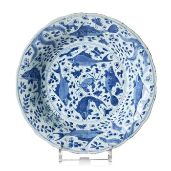 1044. A blue and white 'fish' dish, Qing dynasty, Kangxi (1662-1722).
