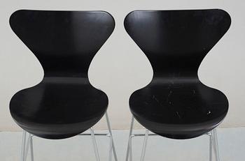 BARSTOLAR, ett par. "Sjuan", Arne Jacobsen för Fritz Hansen.