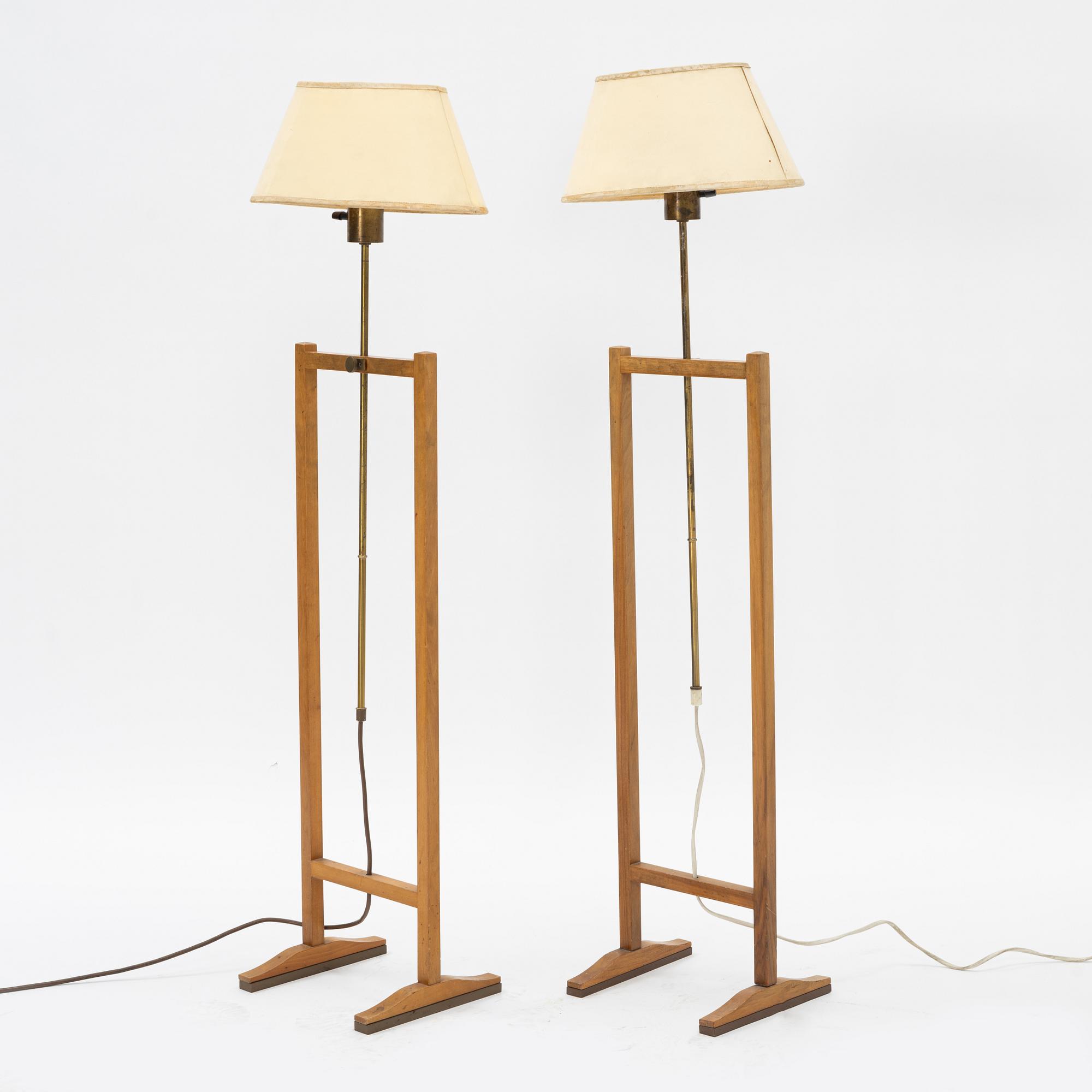 Josef Frank, golvlampor, 2 st, modell 2458 "Kryckan", Firma Svenskt Tenn.