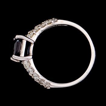 RING, 14 k guld, blå safir ca 1.55 ct, briljantslipade diamanter tot ca 0.60 ct.