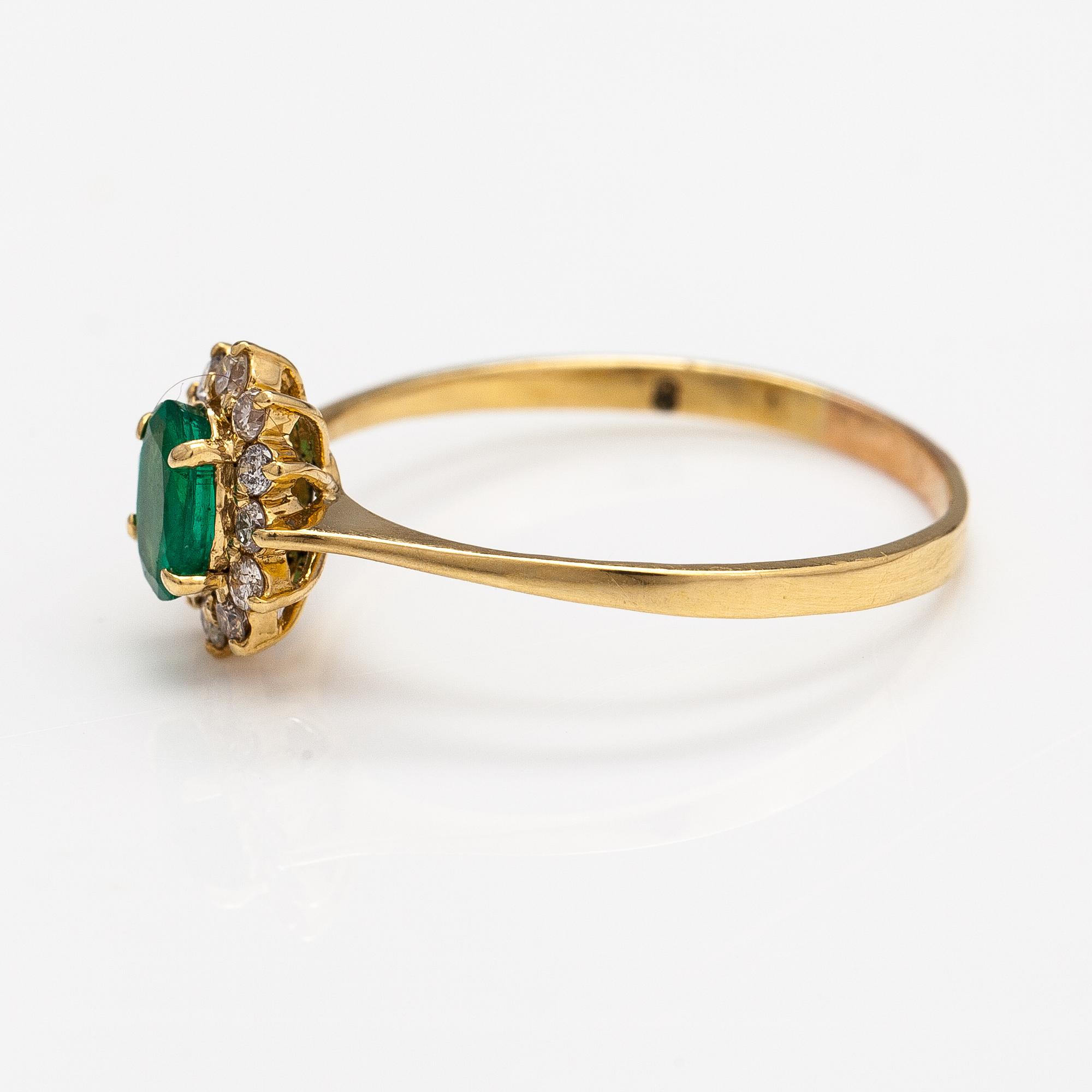 Ring, 18K guld, smaragd och diamanter ca 0.24 ct tot.